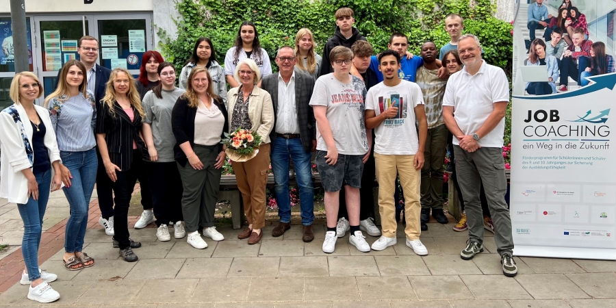 Bereit, um durchstarten zu können – die Teilnehmenden mit (v.l.) Katharina Block-Haacke (Schulsozialarbeiterin Heinz-Nixdorf Gesamtschule), Anna Sander (Fachbereichsleiterin VHS Paderborn), Jürgen Püfke (stellv. Schulleiter Gesamtschule Elsen), Iris Pape (Fachbereichsleiterin VHS Paderborn), Ann-Kathrin Strunz (Projektmitarbeiterin Bildungs- und Integrationszentrum Kreis Paderborn), Claudia Holle (Geschäftsführerin Osthushenrich-Stiftung), Hendrik Stoya (Schulsozialarbeiter Gesamtschule Elsen), Markus Beninca (Teamleiter Berufsberatung der Agentur für Arbeit) © Kreis Paderborn